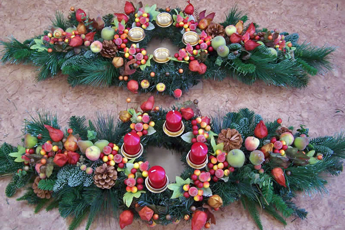 Vánoční dekorace, adventní svíčky, jehličí, listí, šišky a ovoce