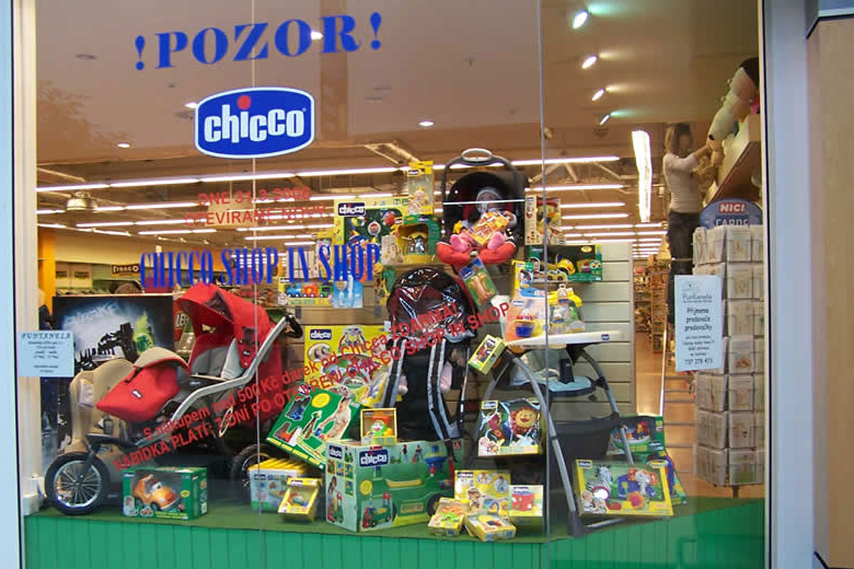 Prodejna Chicco, výloha s kočárky, sedačkami, hračkami a dětskými doplňky