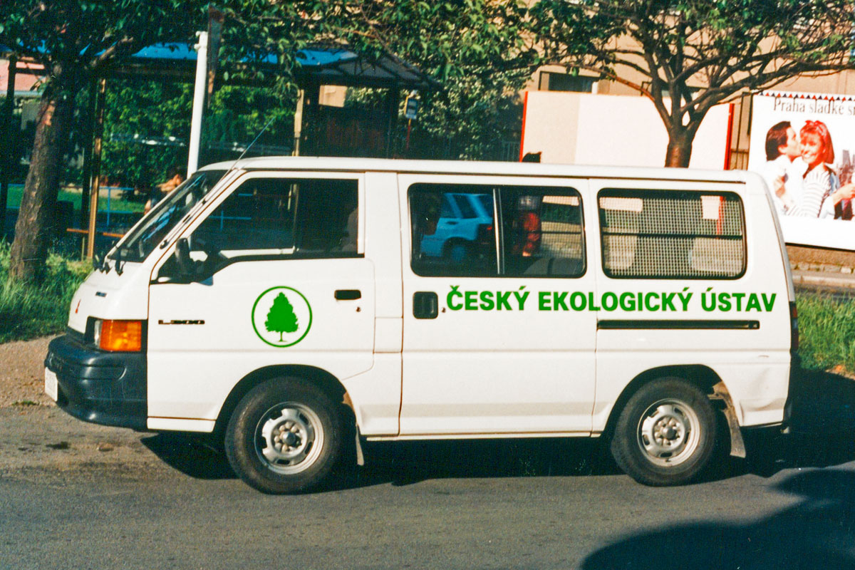 Český ekologický ústav - bílé auto Mitsibushi, vyřezávané zelené písmo s černou konturou
