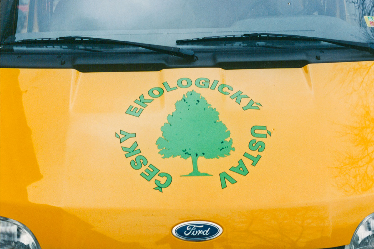 Logo Českého ekologického ústavu na haubně žluté dodávky Ford