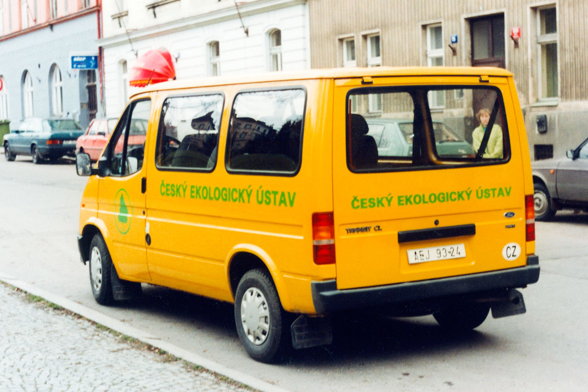 Auto Českého ekologického ústavu, žlutý Ford, vyřezávané zelené písmo s černou konturou