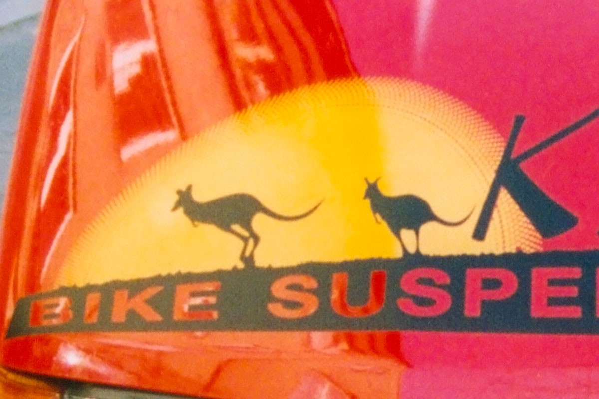Logo Kangaroo v detailu nalepené na haubně červeného Fordu Transit 
