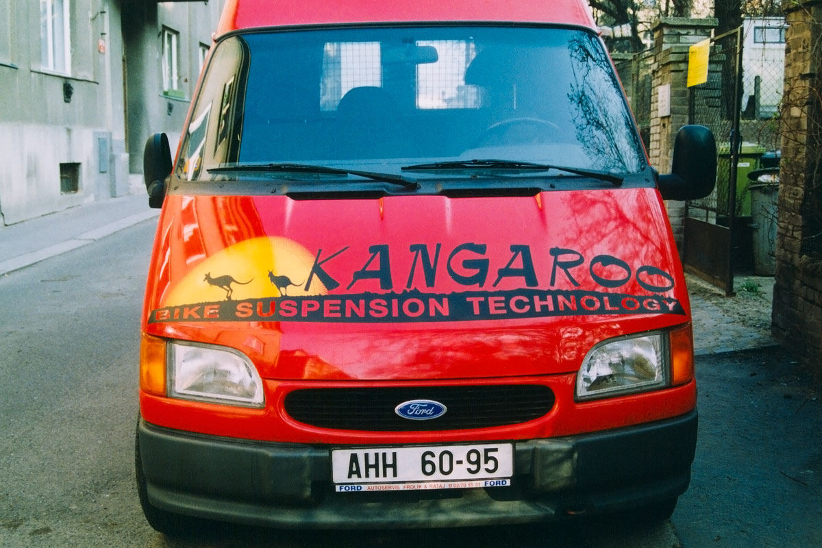 Předek Fordu Transit v červené barvě s logem firmy Kangaroo nalepeném na haubně