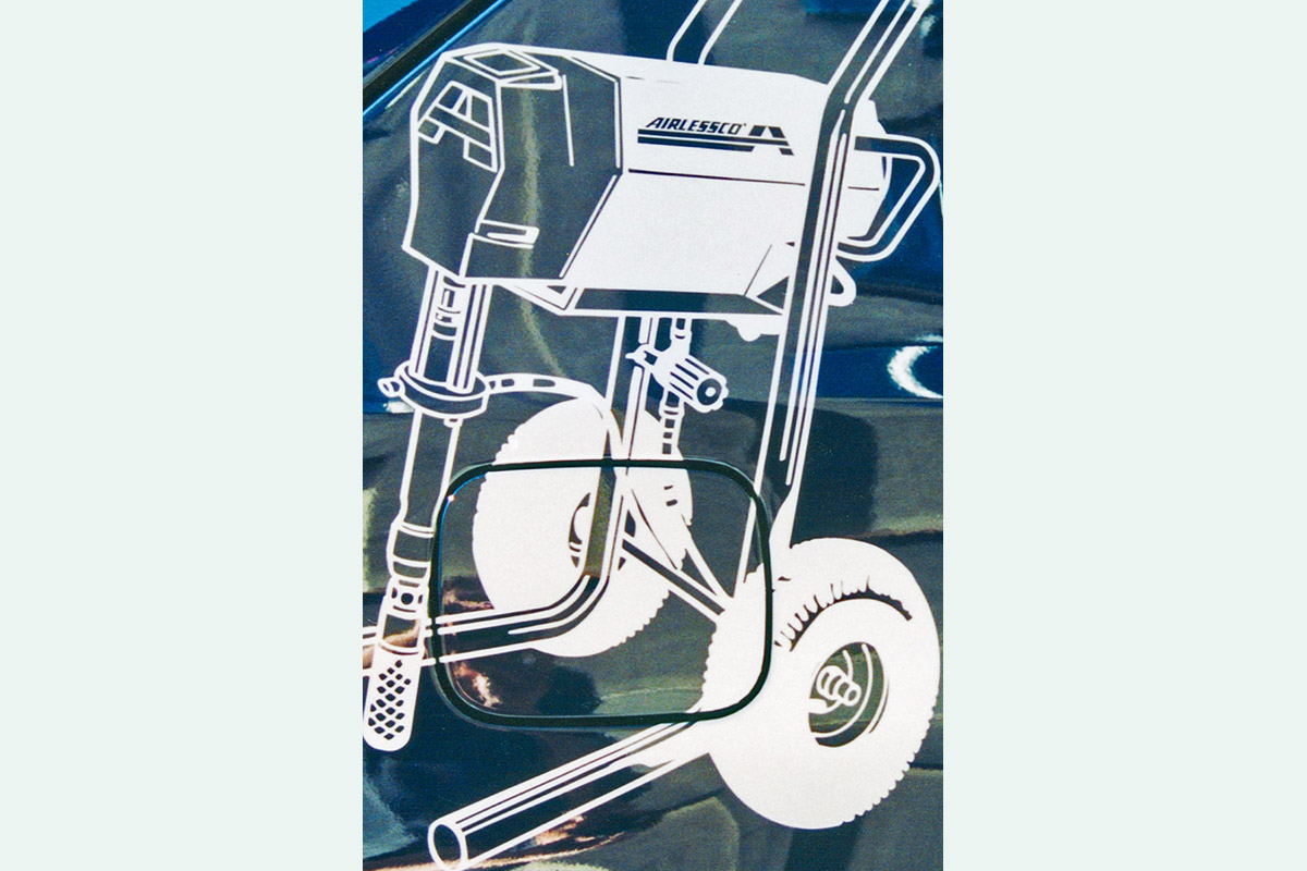 Stříkací zařízení Airlessco, vyříznuté ze stříbrné folie, detail na zadní části auta Škoda Felicie