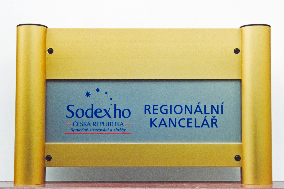 Vzorek Sodexho, zlatě eloxovaný informační systém na sloupcích, polepeno foliemi pomocí řezacího plotru