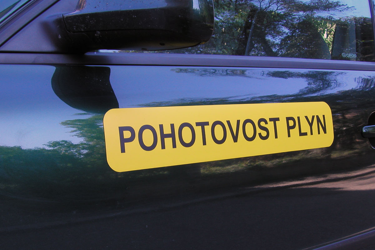 Magnetická reklama na autě polep žlutou folií, text ze samolepící folie pomocí řezacího plotru