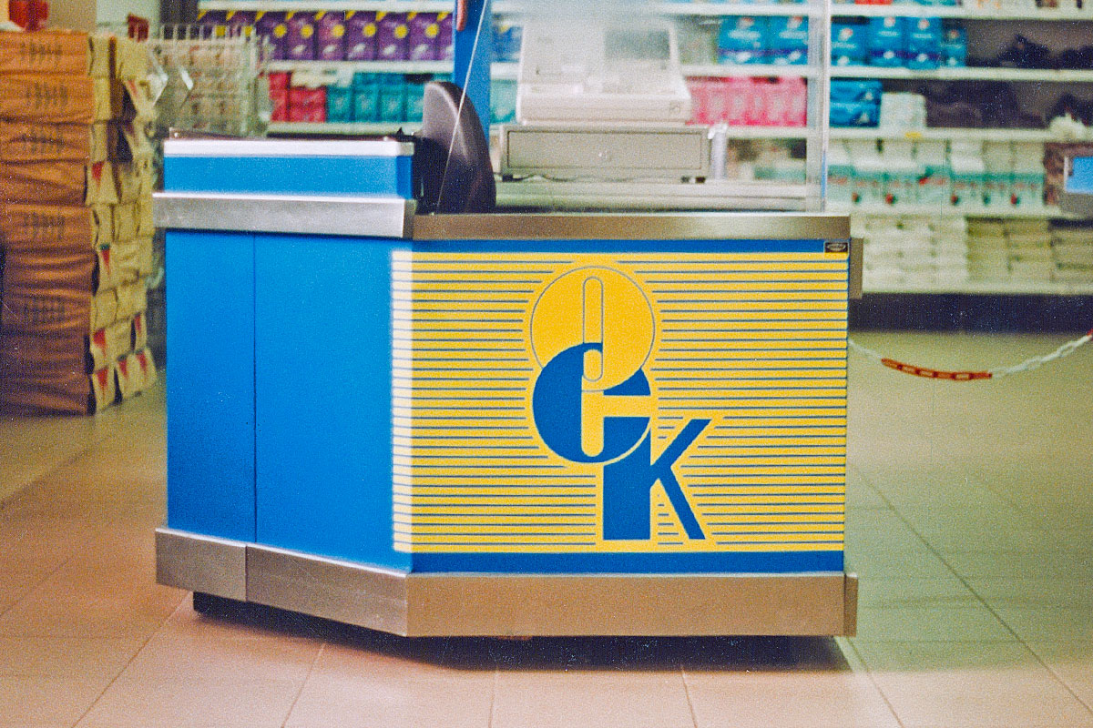 Modré pokladny oživené žlutou folií zpracovanou pomocí řezacího plotru ve stylu loga OCK