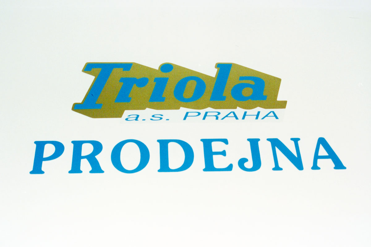Nápis prodejna a logo Triola vyříznuté z 3 mm plastu, polep modrá a zlatá