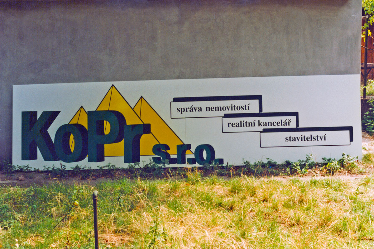 Desky s logem Kopr před instalací na dům, desky Simona Coplast AS 10 mm, řezaná reklama