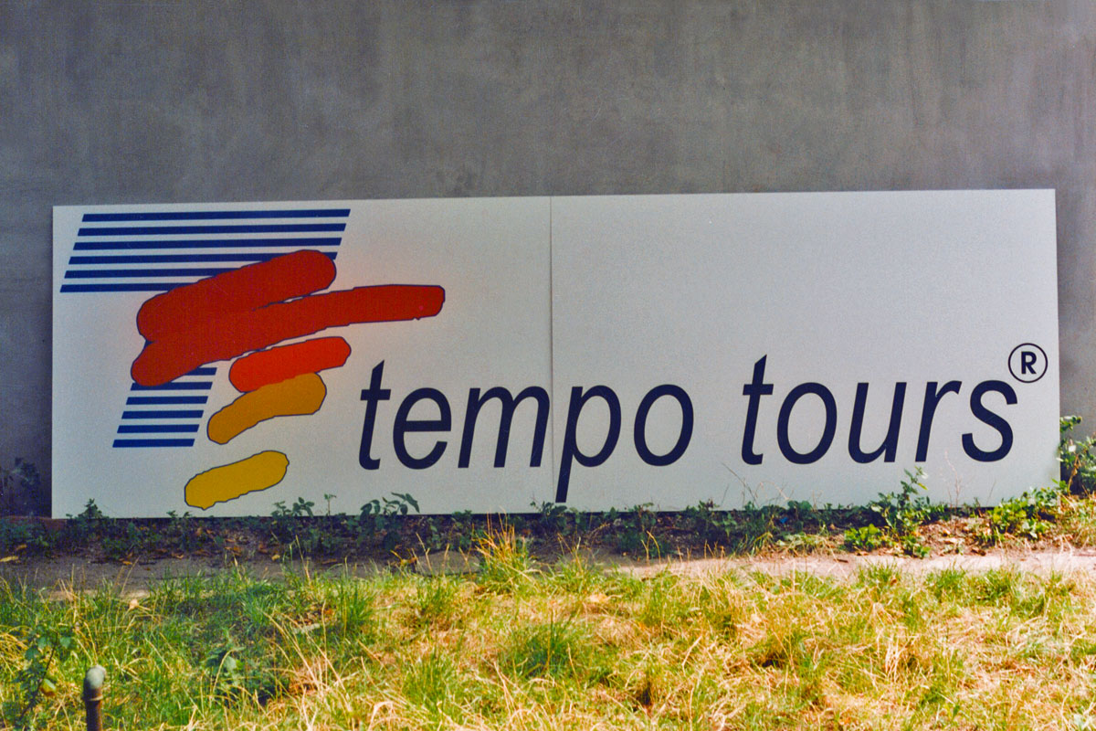 Tabule s logem Tempo tours před instalací na dům, desky Simona Coplast AS 10 mm, řezaná reklama