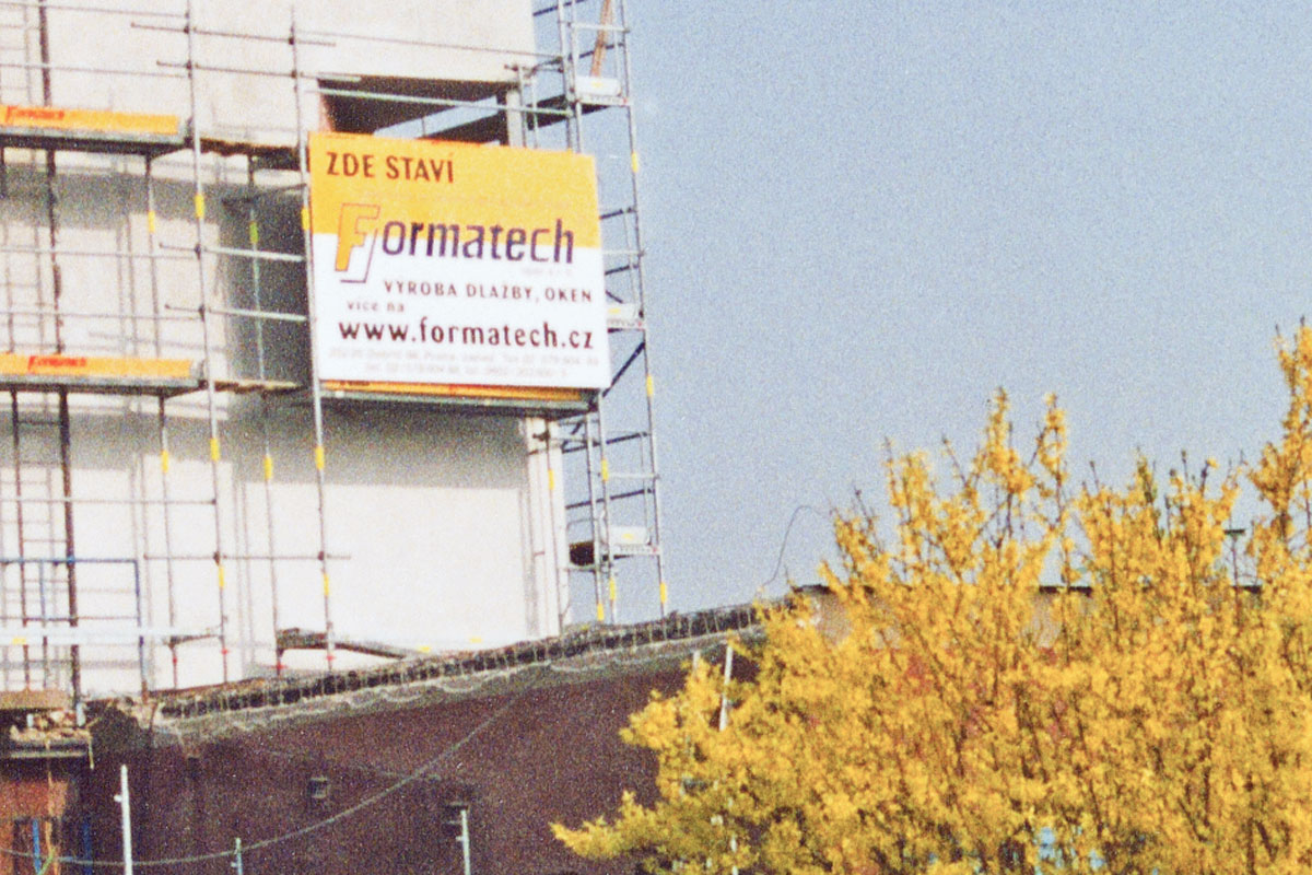 Tabule Formatech označená stavba na lešení, samolepící folie a řezaná reklama na deskách Simona Coplast AS 10 mm