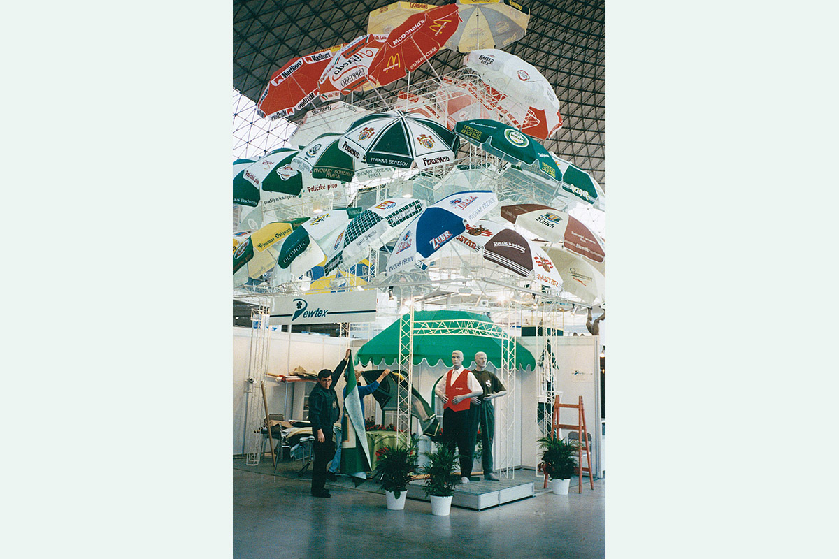 Expozice Dewtex s potištěnými slunečníky a polyesterovými stánky na brněnské výstavě PIVEX, zhotoveno týmem Neohermes